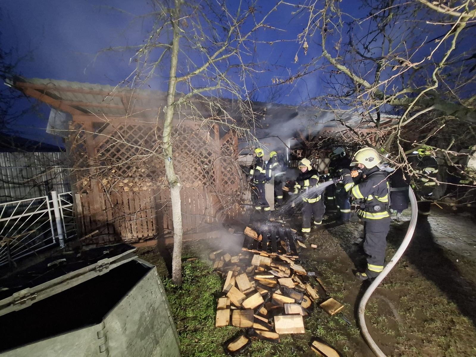Hasiči varují - pozor na dřevo vedle udírny