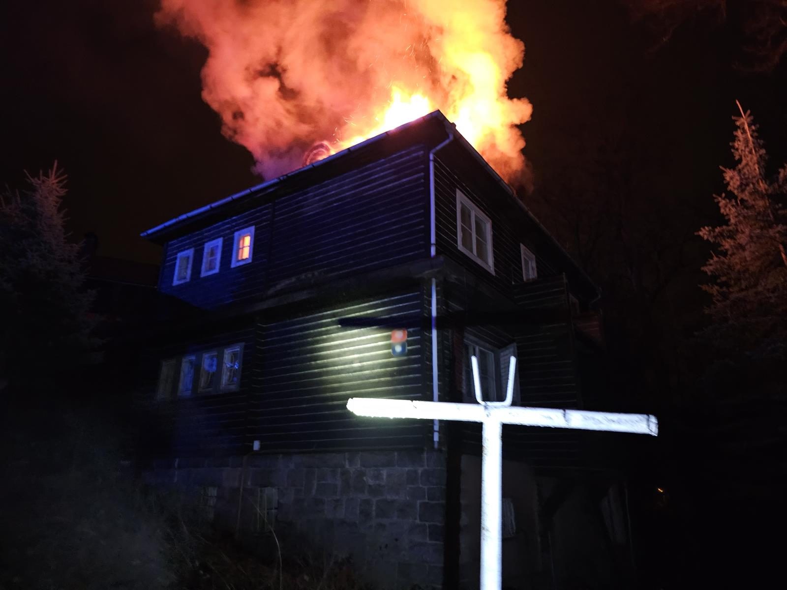 Noční požár v Liberci-Kristiánově pohltil střechu