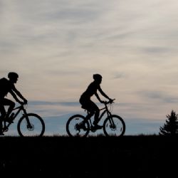 Kraj zlepšuje zázemí pro cyklisty: Odpočívadla, nabíječky a stojany v přírodě