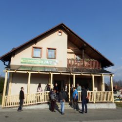 Na prohlídku bezobslužné prodejny v Pěnčíně se sjeli starostové a zástupci obcí