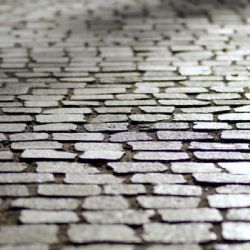 Problém s dlažbou na mostě: Kraj žádá opravu za provozu