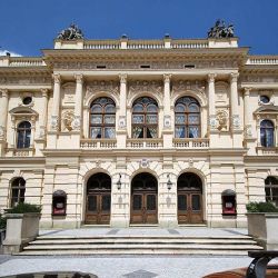 Šaldovo divadlo: Charleyova teta v rytmu 60. let v Liberci