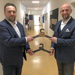 Co takhle z něj postavit domek, udělat nábytek, kryt motoru nebo třeba ramínka na šaty? Na fakultě textilní v Liberci našli další využití pro tuny textilního odpadu