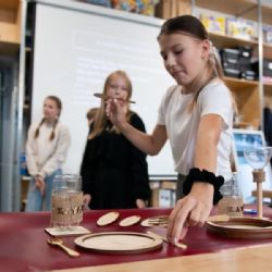 Skleník, fotbálek i stojan na boty. Žáci z Libereckého kraje dali nový život PET lahvím v soutěži Business Talent 2023